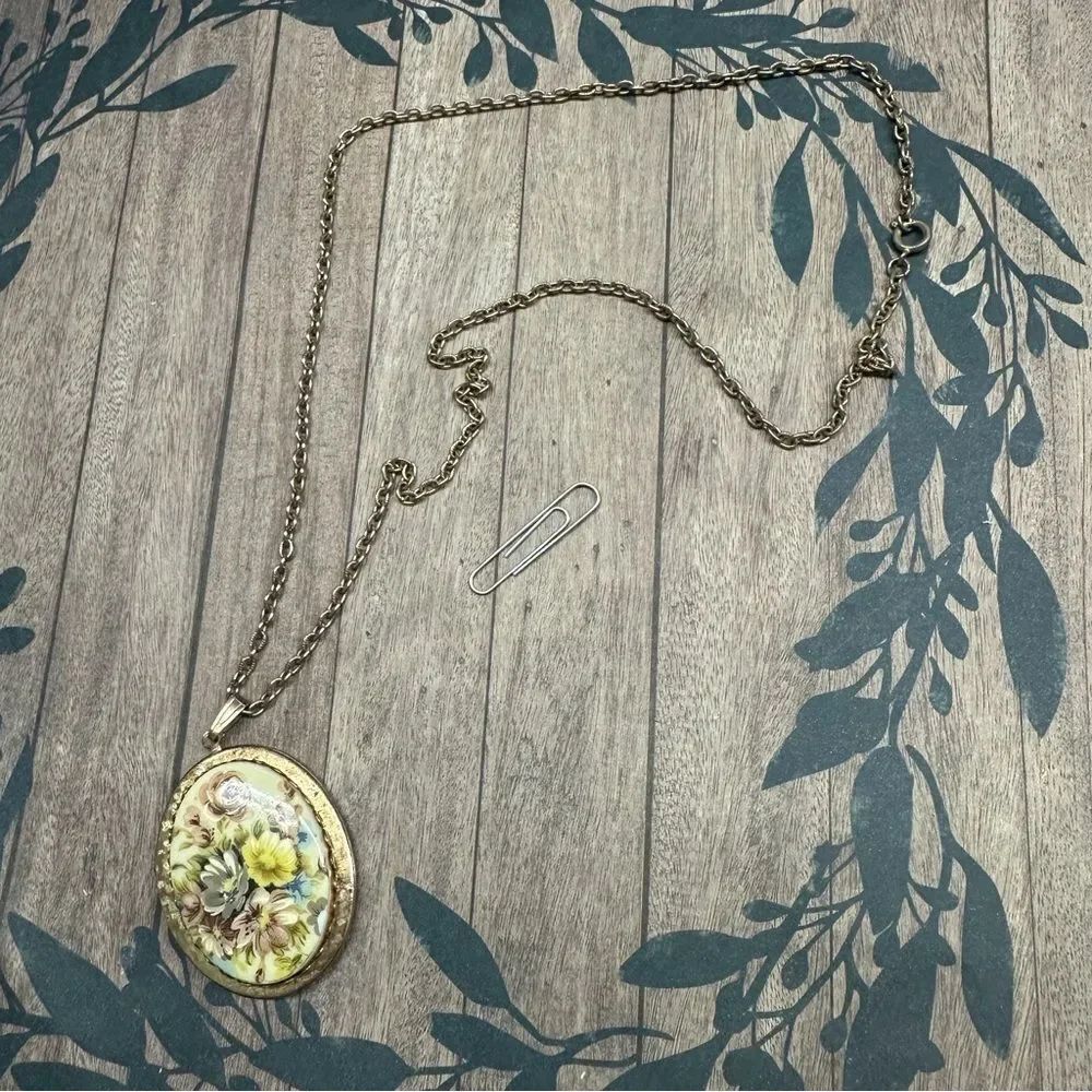 Vintage Gold Acrylic Floral Locket B7 Flaw